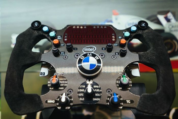 Steering wheel tray